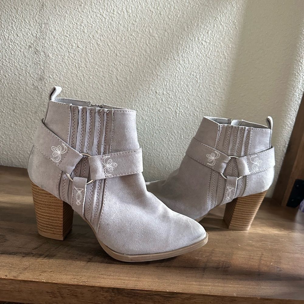 Qupid Light Grey Women Ankle Booties Size 6